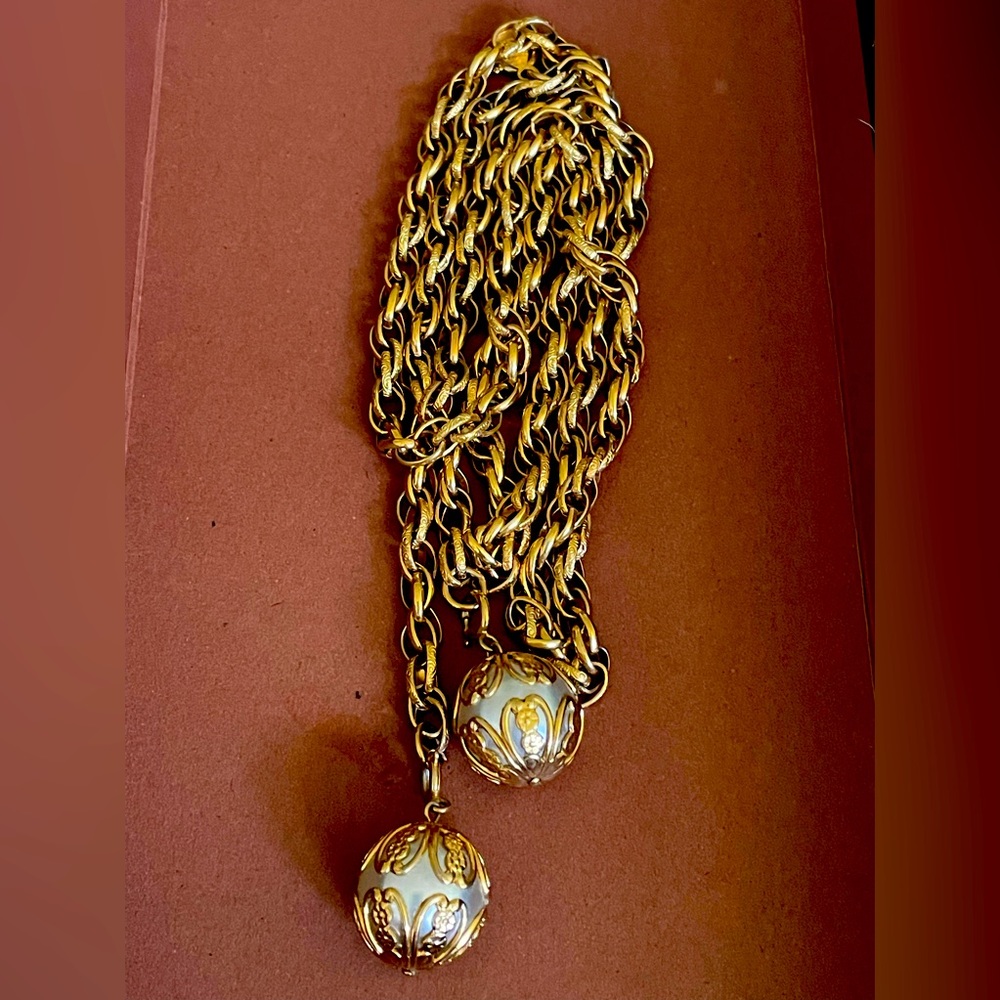 Sarah Coventry Vintage Necklace with 2 Pearl Ornate Balls.